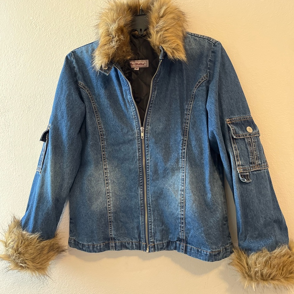 Che-Bella Woman’s Blue Denim Bomber Jacket Fake Fur Trim Liner 2 in 1 Sz M New
